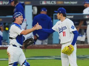 ナ･リーグ優勝決定シリーズ第3戦　ドジャース対ブルワーズ　9回表ブルワーズ2死、ダービンを三振に仕留めゲームセットとし、捕手スミス(左)とタッチをする佐々木(撮影･菅敏)