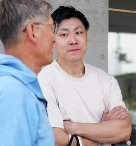 妻の吉田夕梨花が所属するロコ･ソラーレの五輪消滅が決まり、涙する新濱立也(2025年9月)