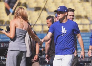 ナ･リーグ優勝決定シリーズ第3戦　試合前、テレビのインタビューに応じるドジャース山本(撮影･菅敏)