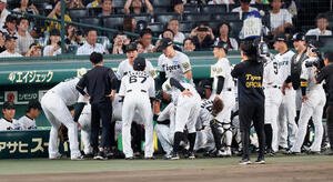 阪神対DeNA　試合前の円陣を組む阪神ナイン(撮影･加藤哉)