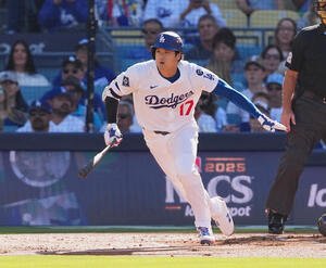 ドジャース対ブルワーズ　1回裏ドジャース無死、右三塁打を放つ大谷(撮影･菅敏)