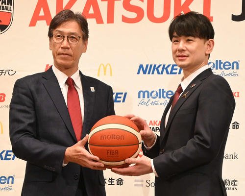 日本バスケットボール協会の強化委員長に就任した伊藤拓摩氏(右)と渡辺信治事務総長(撮影･飯岡大暉)