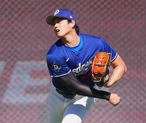 ナ･リーグ優勝決定シリーズ第3戦　試合前、キャッチボールで調整するドジャース大谷(撮影･菅敏)