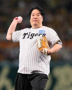 阪神対DeNA　始球式で投球する岡崎体育(撮影･上山淳一)