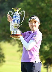 優勝しカップを掲げる仲宗根澄香(撮影･和賀正仁)