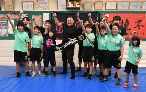 高校生、小学生に囲まれ気勢を上げる後藤
