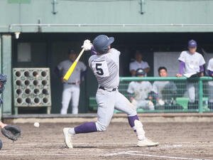 花巻東対八戸学院光星　4回、中前打を放った花巻東･古城(撮影･高橋香奈)