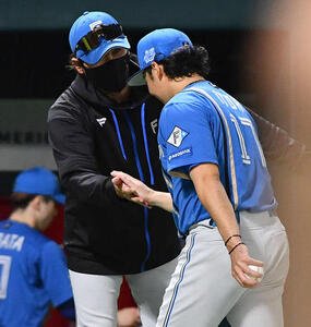 ソフトバンク対日本ハム　ソフトバンクに勝利し、伊藤(右)とタッチを交わす新庄監督(撮影･岩下翔太)