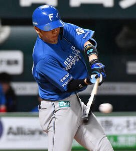 ソフトバンク対日本ハム　7回表日本ハム2死満塁、郡司は走者一掃の適時中二塁打を放つ(撮影･岩下翔太)