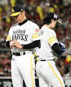 ソフトバンク対日本ハム　7回表日本ハム2死一、三塁、降板する上沢(右)左は小久保監督(撮影･林敢治)