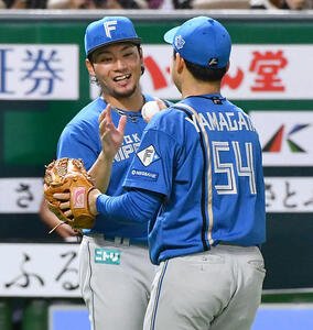 ソフトバンク対日本ハム　ソフトバンクに勝利し、山県(右)から笑顔でウイニングボールを受け取る伊藤(撮影･岩下翔太)