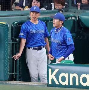 阪神対DeNA 5回裏、投手交代を告げにベンチを出る三浦監督。左は相川コーチ(撮影･加藤哉)
