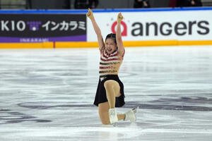 女子SPの演技を終えてガッツポーズの中井亜美(撮影　パオロ･ヌッチ)