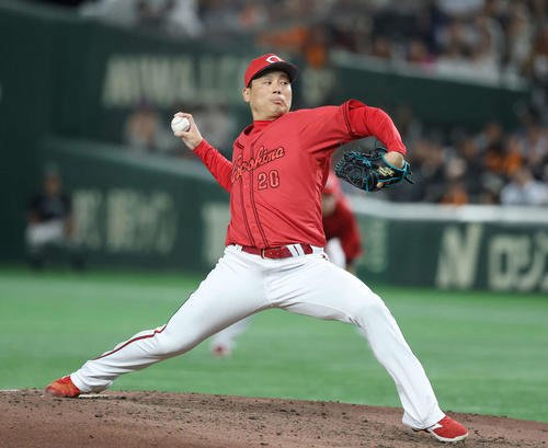 巨人戦で力投する広島栗林(2025年9月撮影)