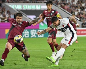 神戸対鹿島　後半、ゴールを狙う鹿島レオセアラ(右)(撮影･石井愛子)