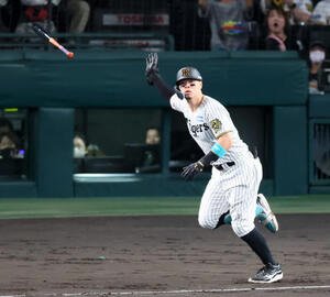 阪神対DeNA 1回裏阪神1死一、二塁、佐藤輝は中越え3点本塁打を放つ(撮影･加藤哉)