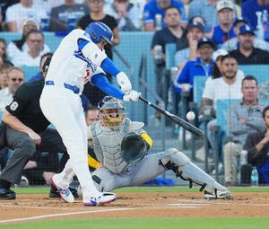 ドジャース対ブルワーズ　1回裏ドジャース無死、右越えに先制のソロ本塁打を放つ大谷(撮影･菅敏)