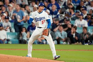 キケ･ヘルナンデスの好守備もあり3回を投げ終え、ガッツポーズするドジャース大谷翔平(AP)