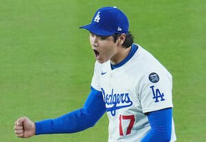 ドジャース対ブルワーズ　3回表ブルワーズ1死一塁、チュラングを左飛に打ち取った大谷は、飛び出した一塁走者もアウトになりガッツポーズを見せる(撮影･菅敏)