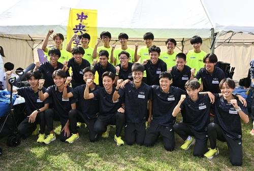 トップで予選を通過し記念撮影する中央学院大の選手たち(撮影･滝沢徹郎)