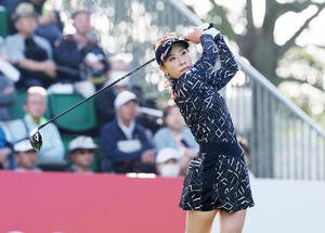 1番、ティーショットを放つ木村(撮影･鈴木正人)