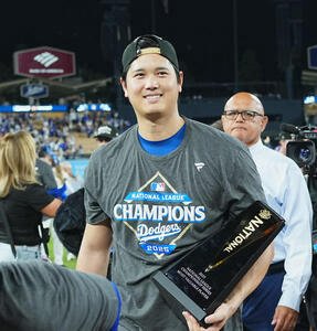 ナ･リーグ優勝決定シリーズでMVPに選ばれ、トロフィーを手にするドジャース大谷(撮影･菅敏)
