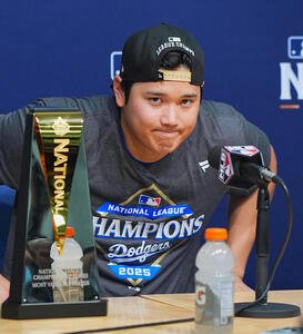 MVPに選ばれ、会見で記者の質問に答えるドジャース大谷(撮影･菅敏)