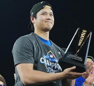 ナ･リーグ優勝決定シリーズでMVPに選ばれ、トロフィーを手にするドジャース大谷(撮影･菅敏)
