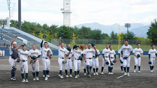 文星芸大付対専大松戸　文星芸大付に勝利し笑顔を見せる専大松戸の選手たち(撮影･小島史椰)