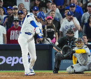 ドジャース対ブルワーズ　7回裏ドジャース1死、この試合3本目のソロ本塁打を放つ大谷(撮影･菅敏)