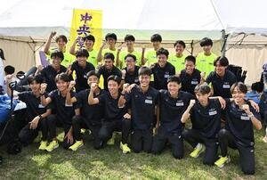 トップで予選を通過し記念撮影する中央学院大の選手たち(撮影･滝沢徹郎)
