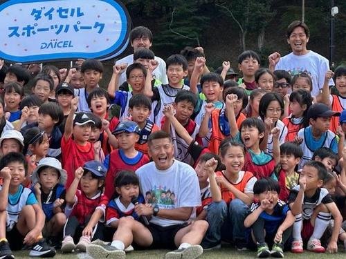 恒例のサッカーイベントを開く播戸竜二さん(前列中央)