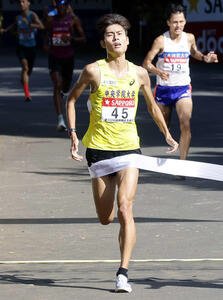 第102回箱根駅伝予選会　日本人トップでゴールした中央学院大･近田(撮影･山本朝陽)