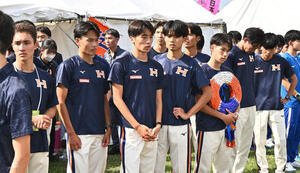 予選突破できず肩を落とす法大の選手たち(撮影･滝沢徹郎)