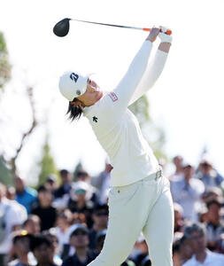 1番、ティーショットを放つ渡辺(撮影･鈴木正人)