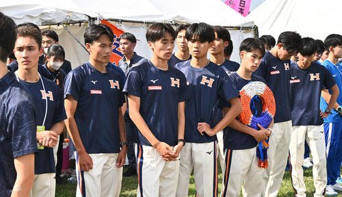 予選突破できず肩を落とす法大の選手たち(撮影･滝沢徹郎)