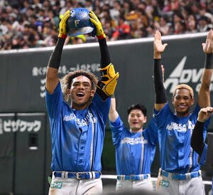 ソフトバンク対日本ハム　4回表日本ハム1死、右翼ポール直撃の本塁打を放った水谷(左)は、右から万波、清宮幸と｢パイナポー｣ポーズを決める(撮影･岩下翔太)