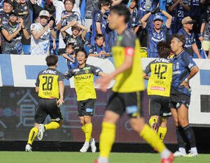 G大阪対柏　前半、柏の小泉佳穂(左から2人目)は先制ゴールを決める(撮影･宮崎幸一)
