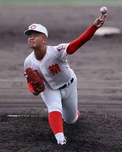 近大付対智弁学園　粘投を見せる智弁学園･杉本(撮影･藤尾明華)
