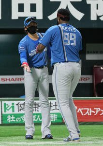 ソフトバンク対日本ハム　レイエスを迎える新庄監督(撮影･加藤孝規)