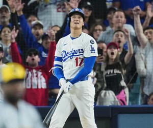 ドジャース対ブルワーズ　7回裏ドジャース1死、この試合3本目のソロ本塁打を放つ大谷(撮影･菅敏)