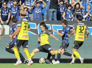 G大阪対柏　前半、柏の小泉佳穂(中央)は先制ゴールを決める(撮影･宮崎幸一)