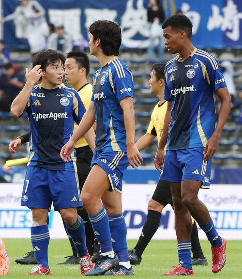 町田対福岡　試合後、言葉を交わす町田相馬(左)と望月(撮影･宮地輝)