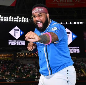 ソフトバンク対日本ハム　ソフトバンクに連勝し、大喜びでポーズを決めるレイエス(撮影･岩下翔太)