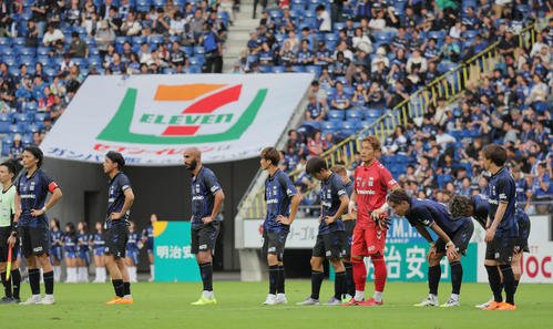 G大阪対柏　柏に5－0で大敗して落胆するG大阪イレブン(撮影･宮崎幸一)