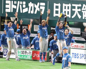 ソフトバンク対日本ハム　4回表日本ハム1死、水谷は右越えに本塁打を放ちベンチ前でパフォーマンス(撮影･梅根麻紀)