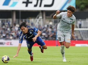 町田対福岡　後半、町田ナ･サンホ(左)に競り勝つ福岡安藤(撮影･宮地輝)