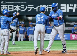 ソフトバンク対日本ハム　7回表日本ハム2死三塁、左越え2点本塁打を放ったレイエス(右)(撮影･加藤孝規)