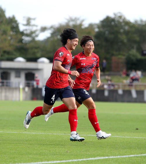 いわきFC対愛媛　後半32分、勝ち越しゴールを喜ぶいわきFC堂鼻(左)(撮影･木村有優)