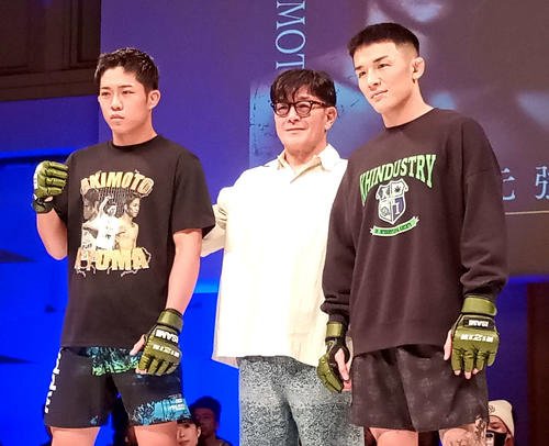 公開練習でバチバチに火花を散らした秋元強真(左)と萩原京平(中央は榊原信行CEO)